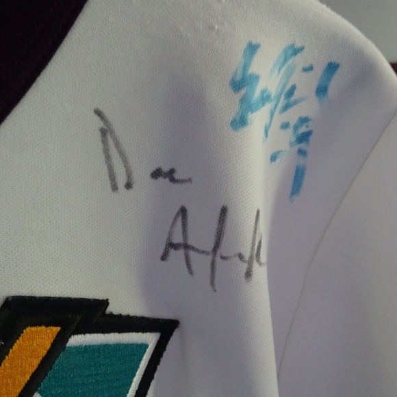 CCM NHL MIGHTY DUCKS GERRIE ELECTRIC JERSEY AUTOGRAPHED WITH 4 SIGNATURES - Picture 2 of 5